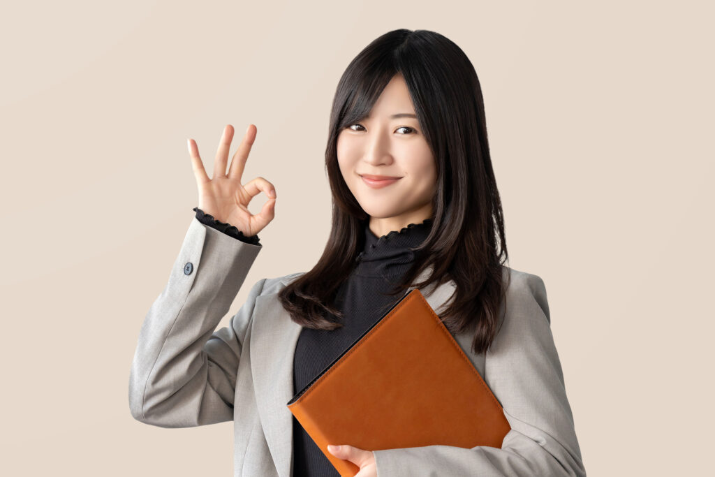 OKポーズをする女性