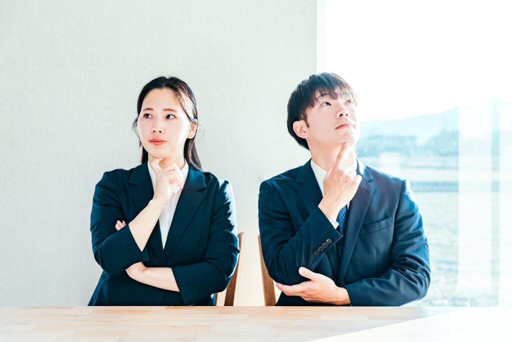 ビジネス男女が悩む