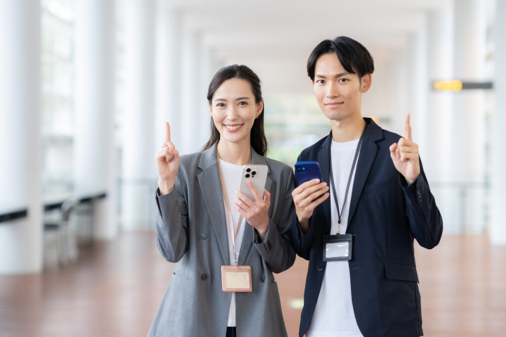 スマホを見る男女のビジネスマン