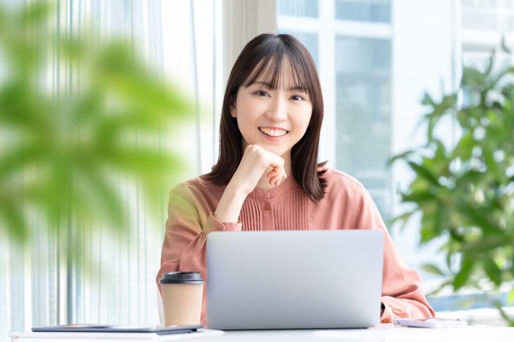 デスクワークをする女性