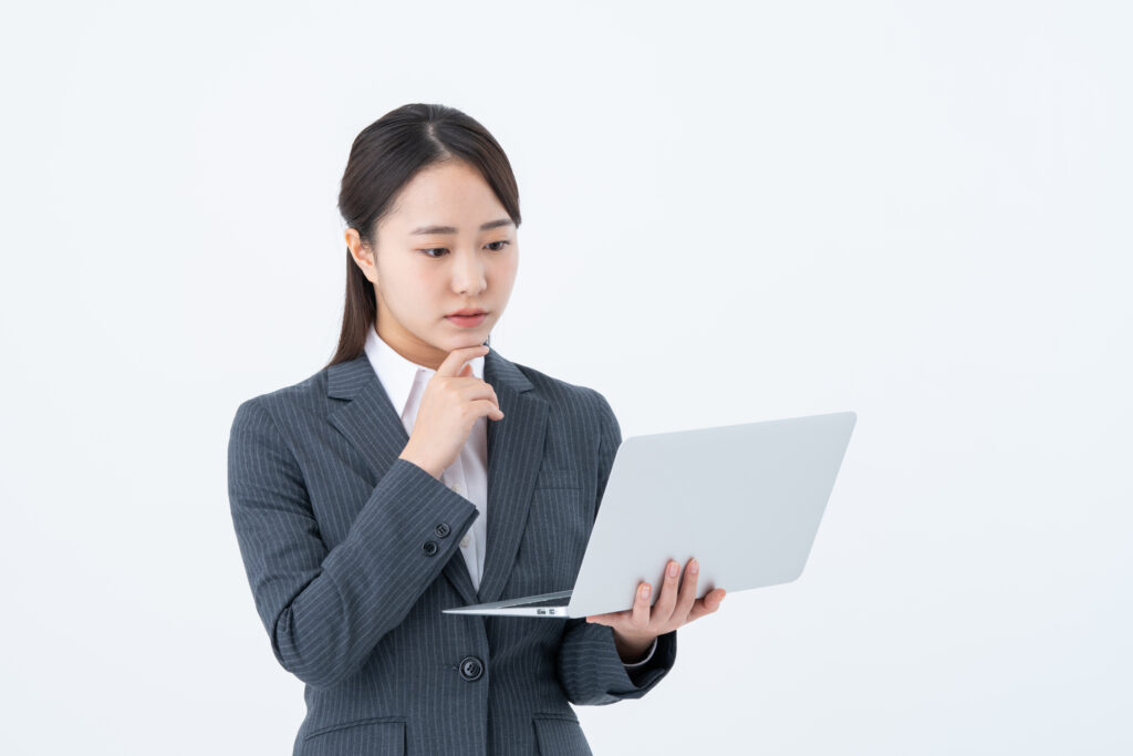 パソコンを見るビジネスウーマン