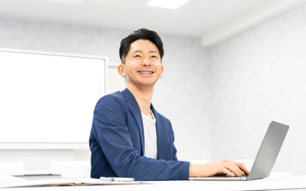 笑顔の男性ビジネスマン