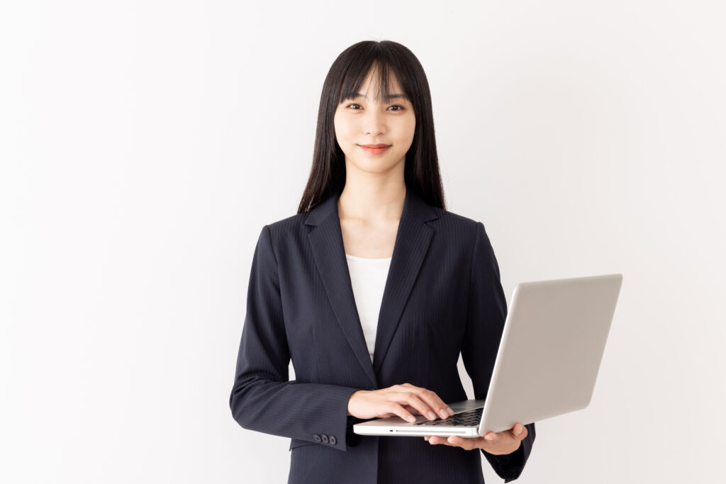 ノートパソコンを持つビジネスウーマン
