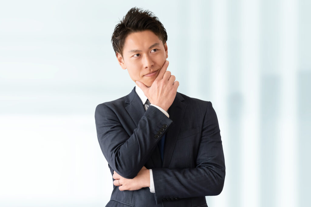 真剣な表情で考える男性ビジネスマン