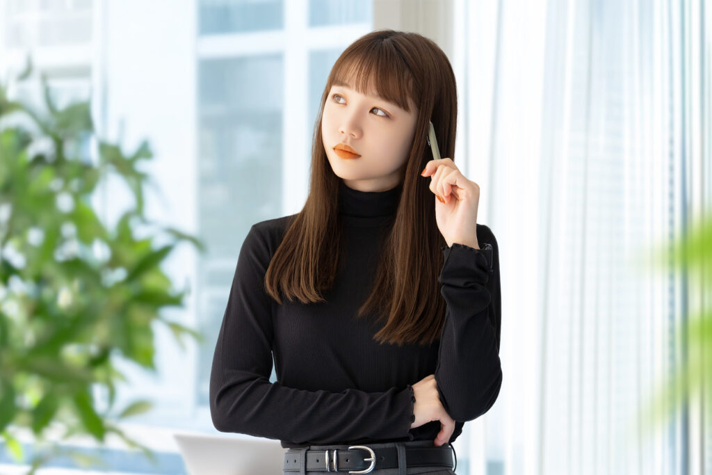 考えごとをする女性