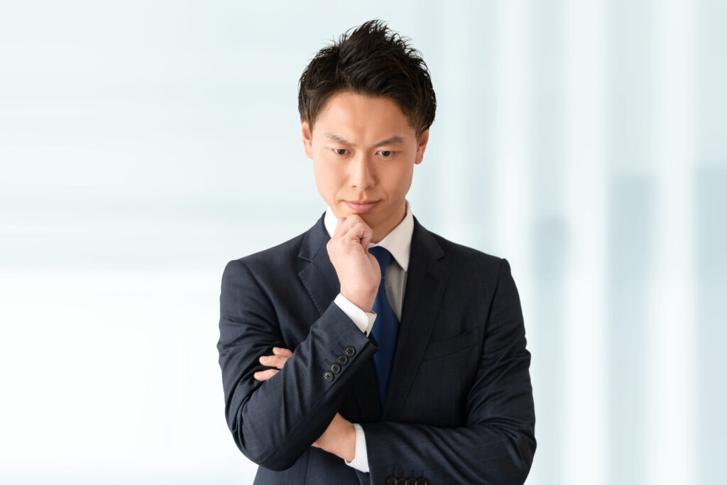 考える男性ビジネスマン
