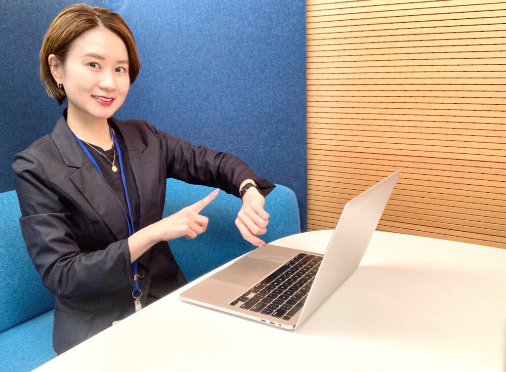 時間を確認するビジネスウーマン