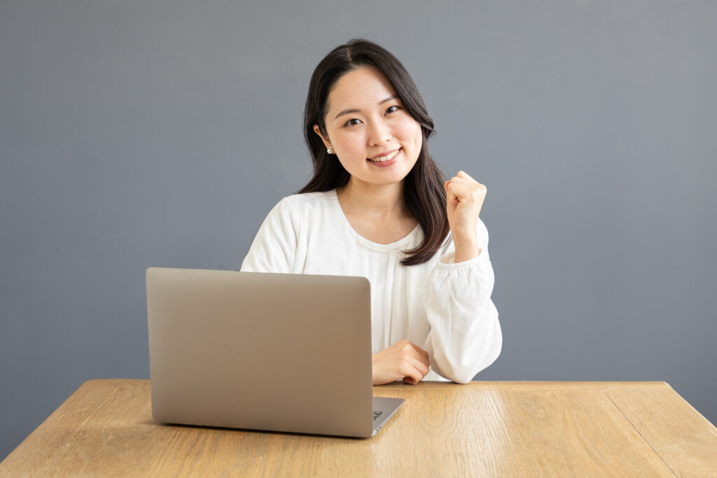 ガッツポーズをするアジア人女性