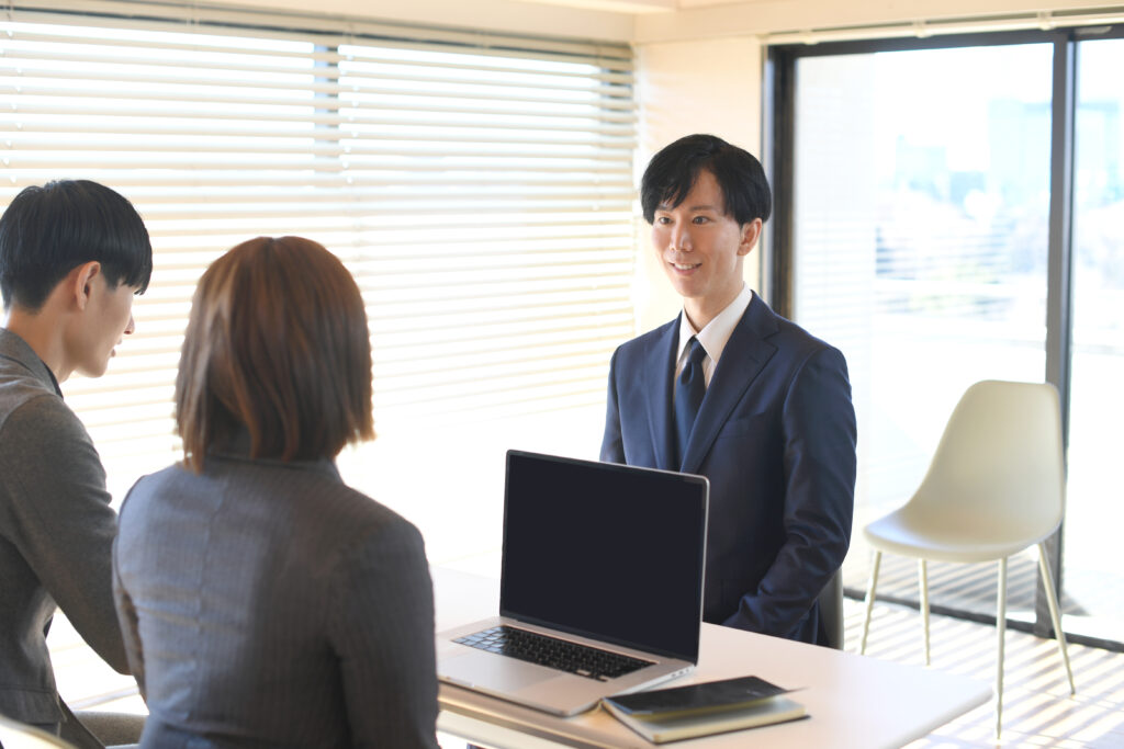 企業の面接を受けるスーツ姿のアジア人男性