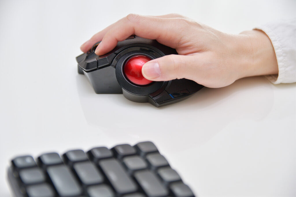 トラックボールで軽快にパソコン操作