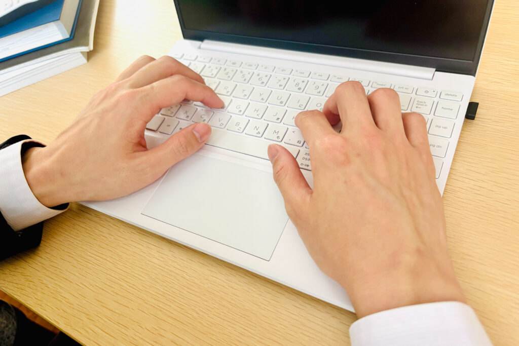  PC操作するビジネスマンの手元