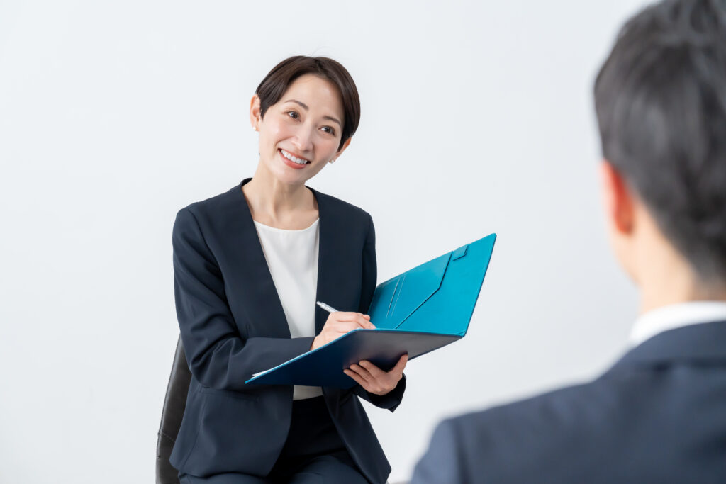 面接をする女性
