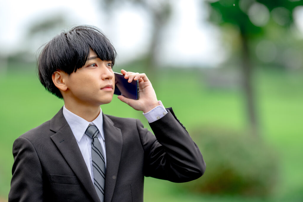 スマホで話すビジネスマン