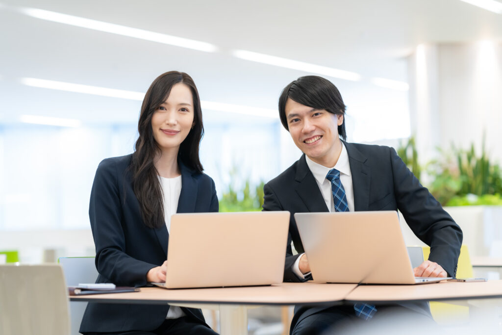 会議をする男女のビジネスマン
