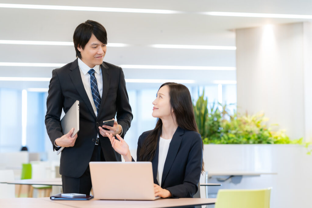会議をする男女のビジネスマン