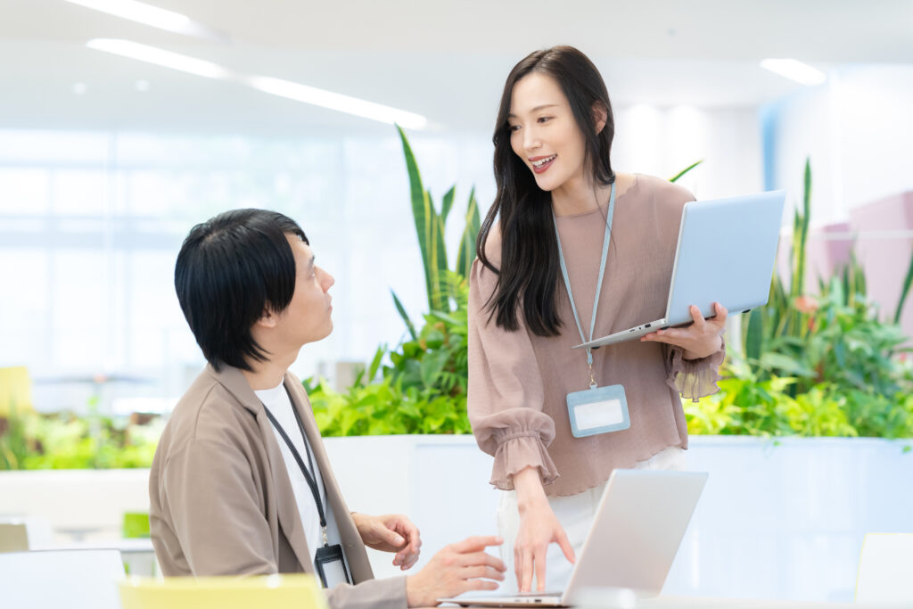 会議をする男女のビジネスマン