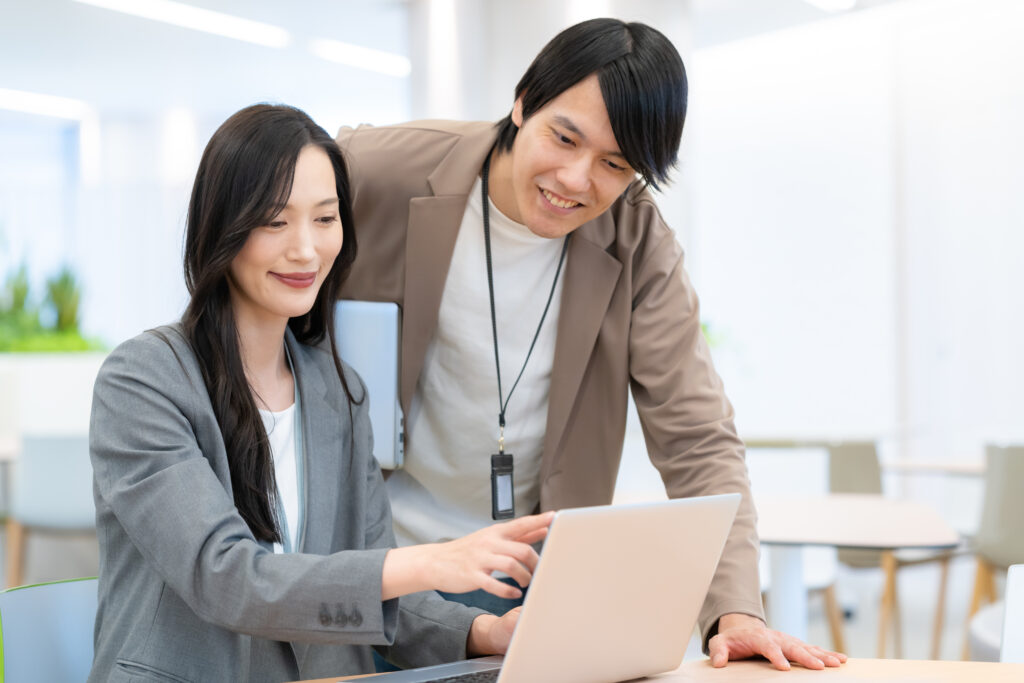 会議をする男女