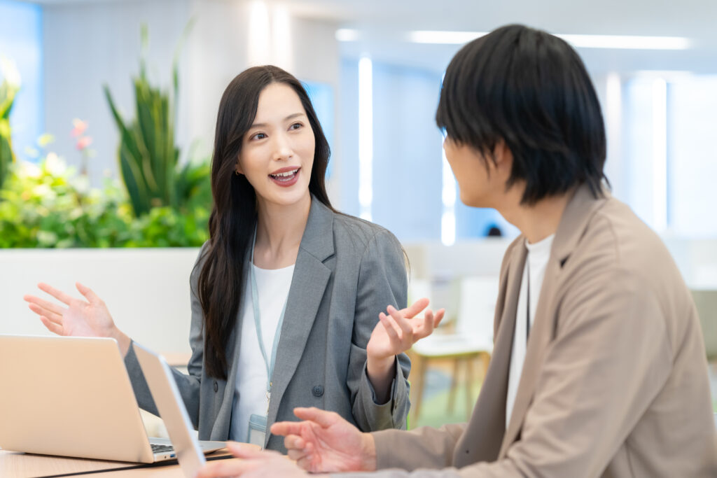 会議をする男女のビジネスマン