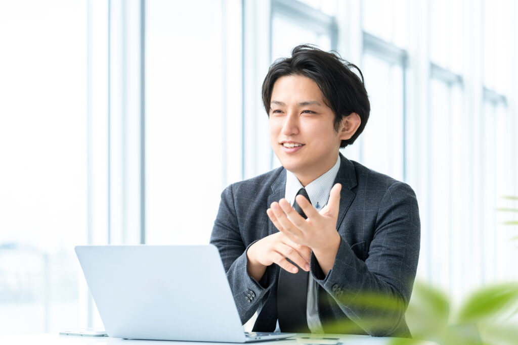 笑顔で対話をする男性ビジネスマン