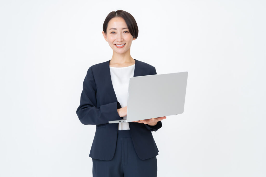 パソコンを持つスーツを着た女性