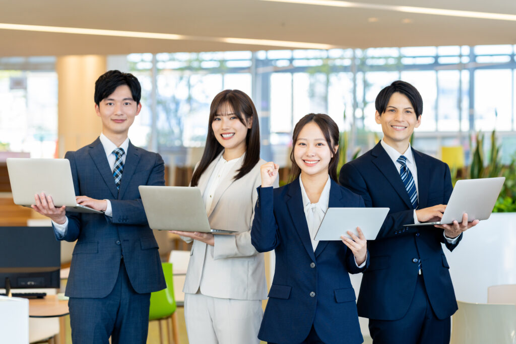 ガッツポースの若いビジネスマン