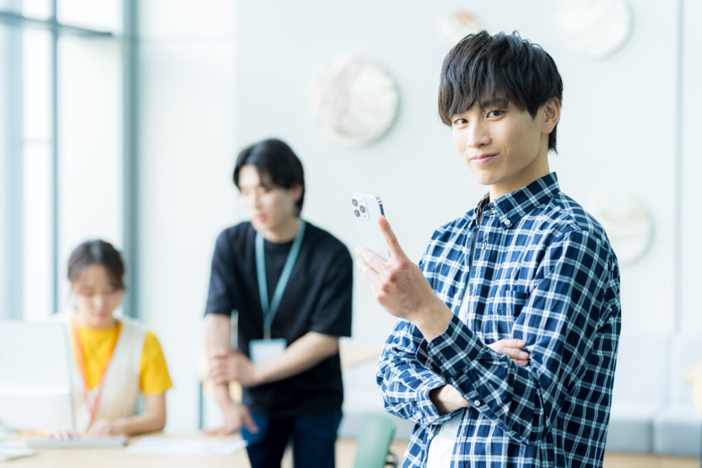 オフィスでスマホを操作するビジネスマン