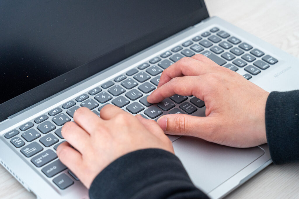 在宅ワークをする男性