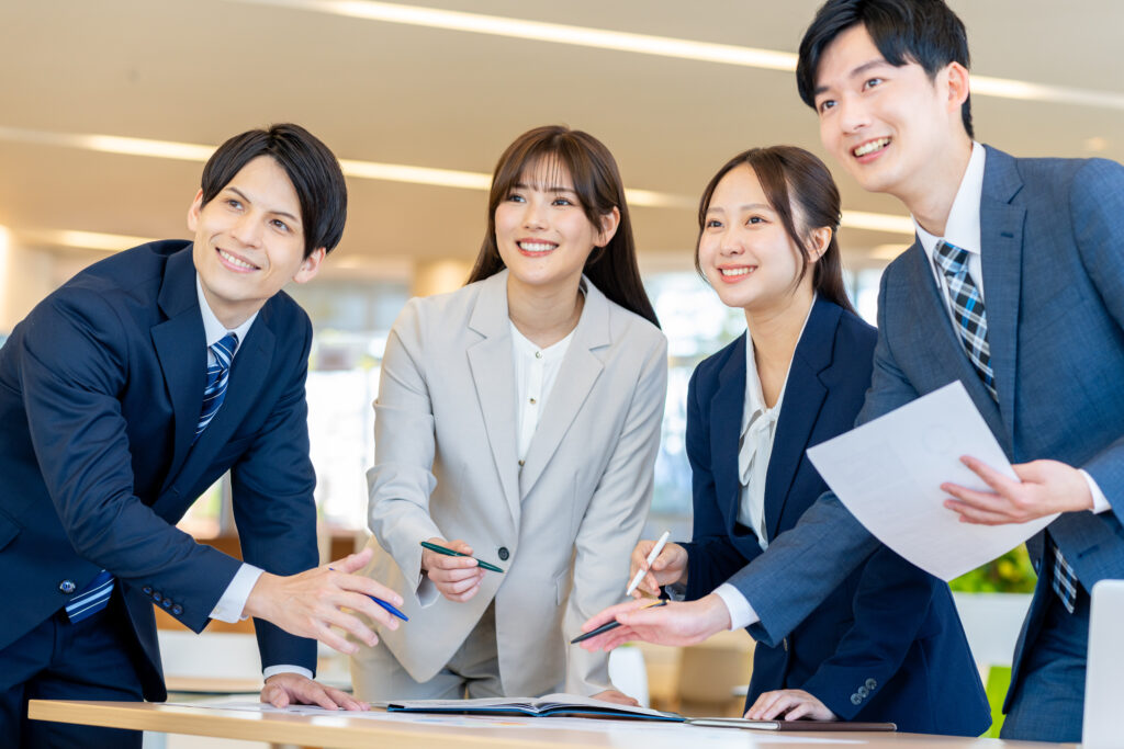 会議をする若いビジネスマン