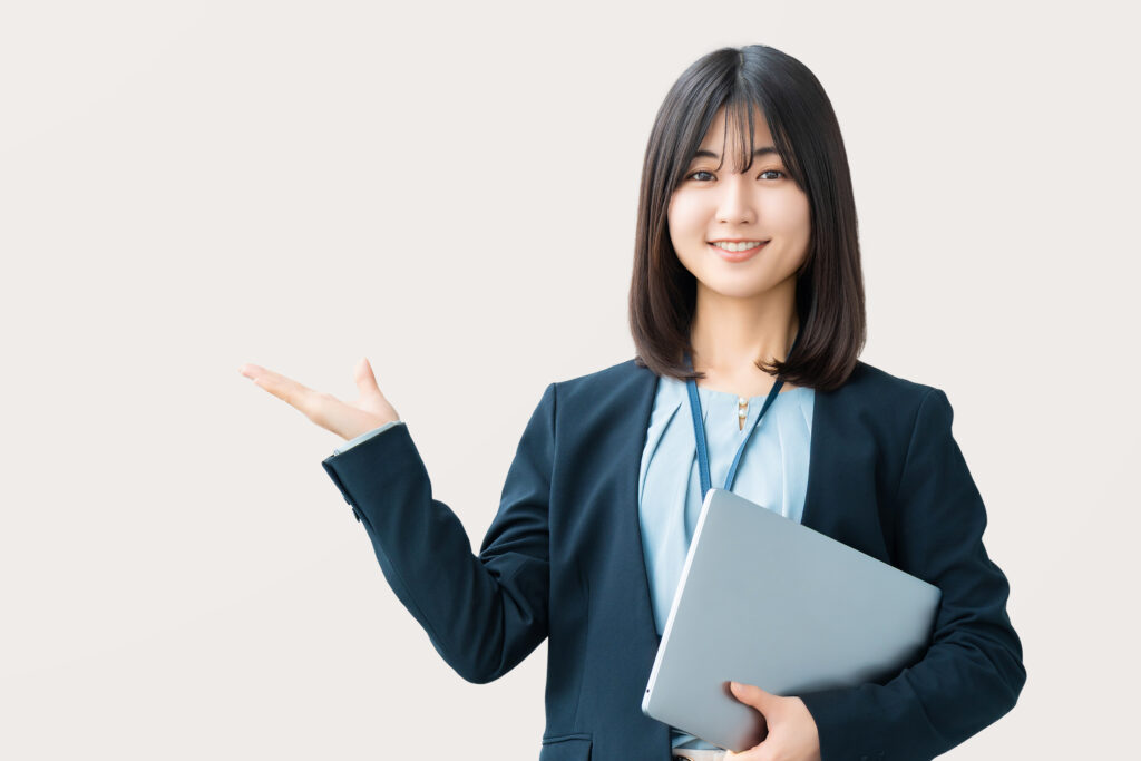 手で案内をする女性