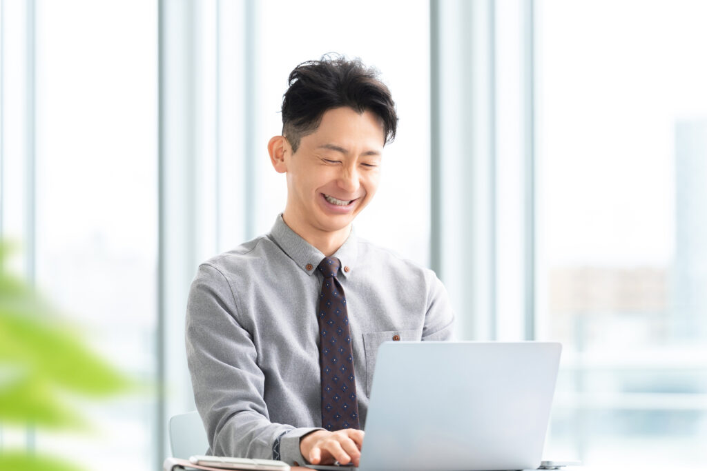 笑顔の男性ビジネスマン