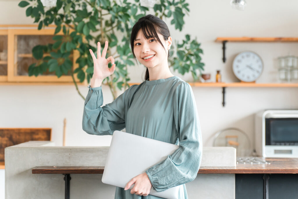 OKサインを出す女性