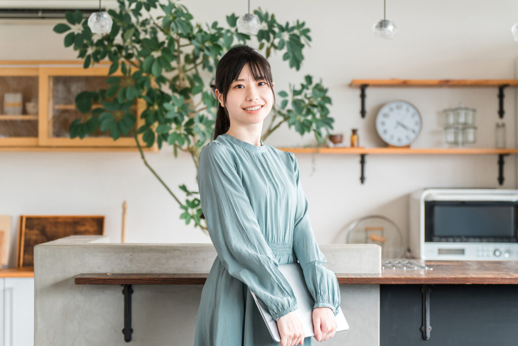 ノートパソコンを持つおしゃれな女性