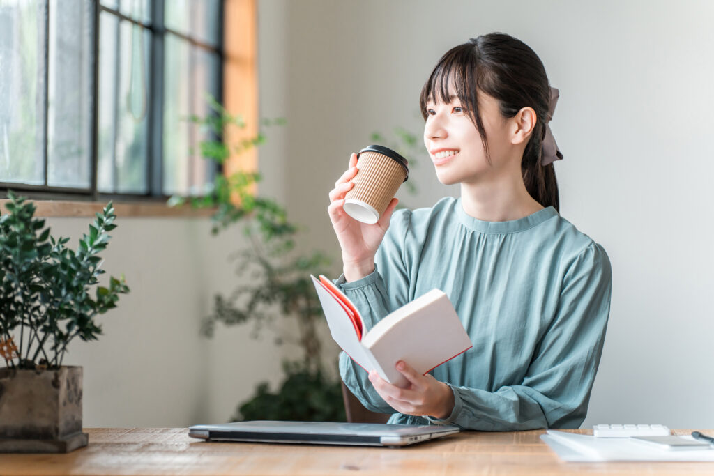カフェで読書する若い女