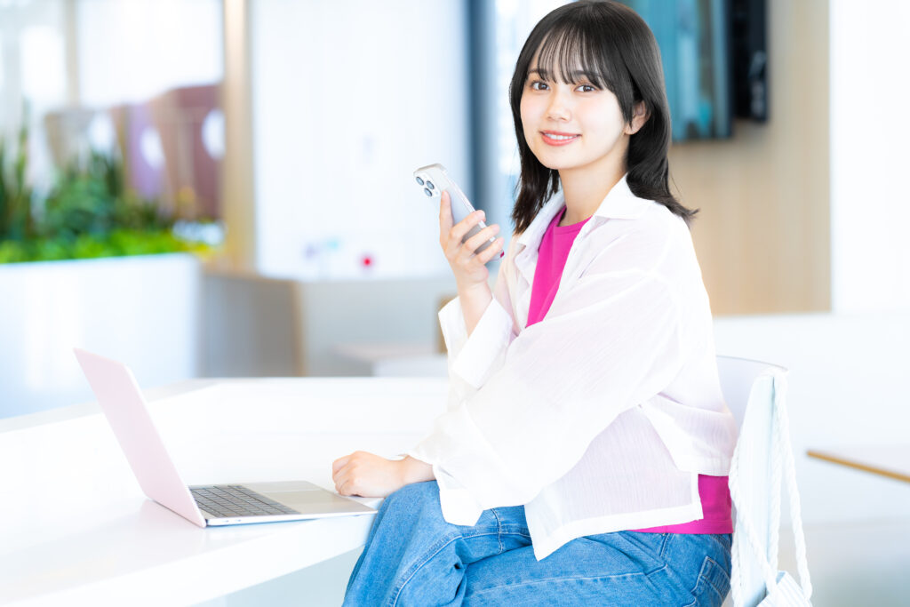 スマホを見る笑顔の女性