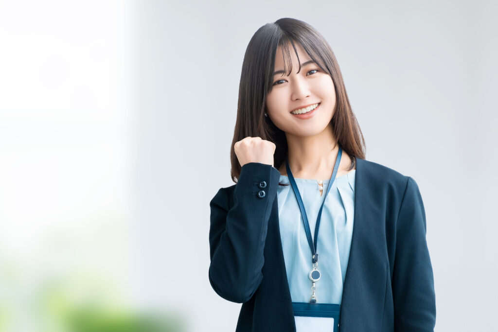 ガッツポーズをする女性