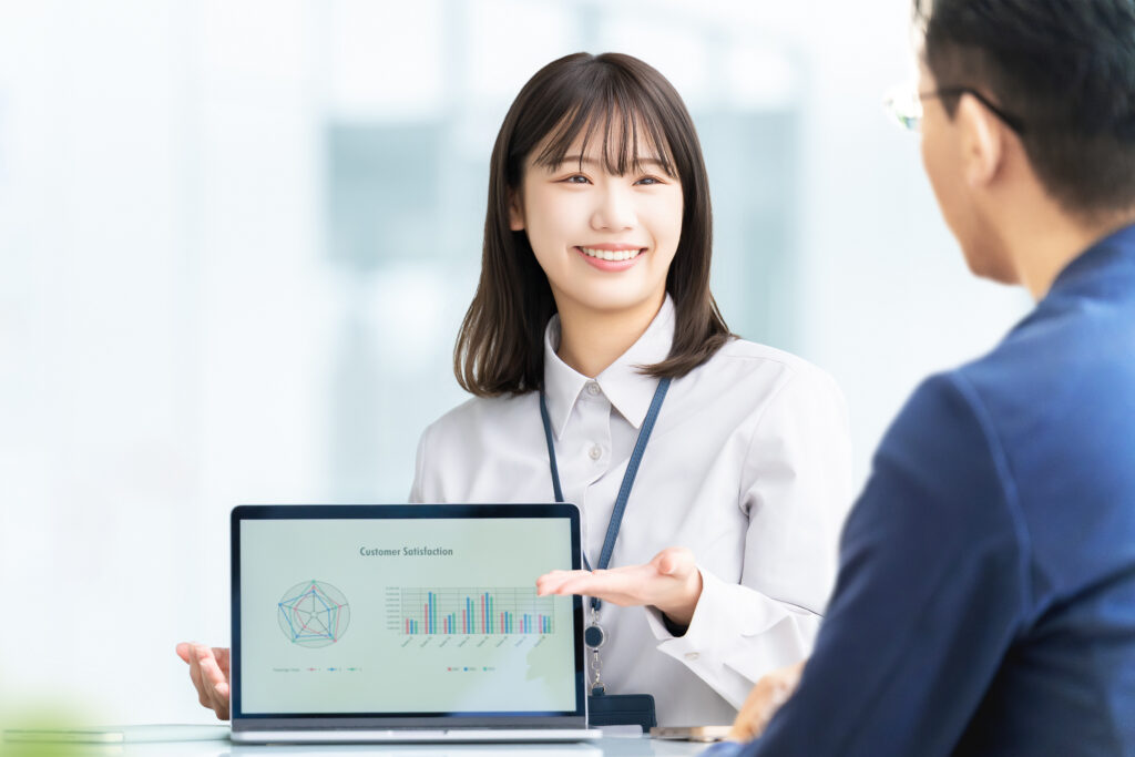 打ち合わせをする男女