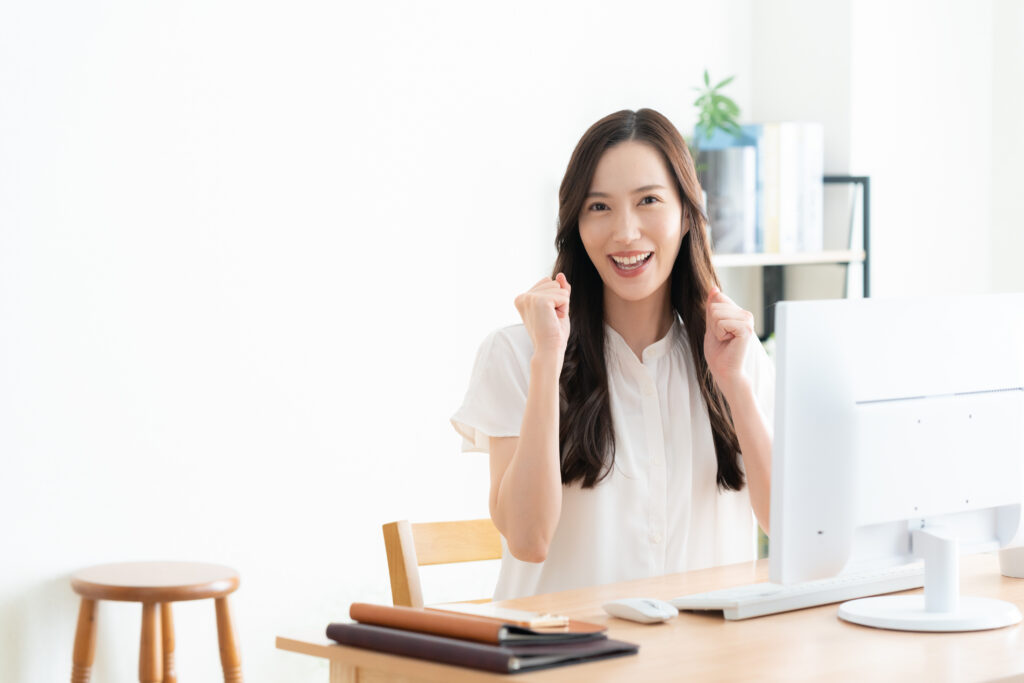 リビングでテレワークをする女性