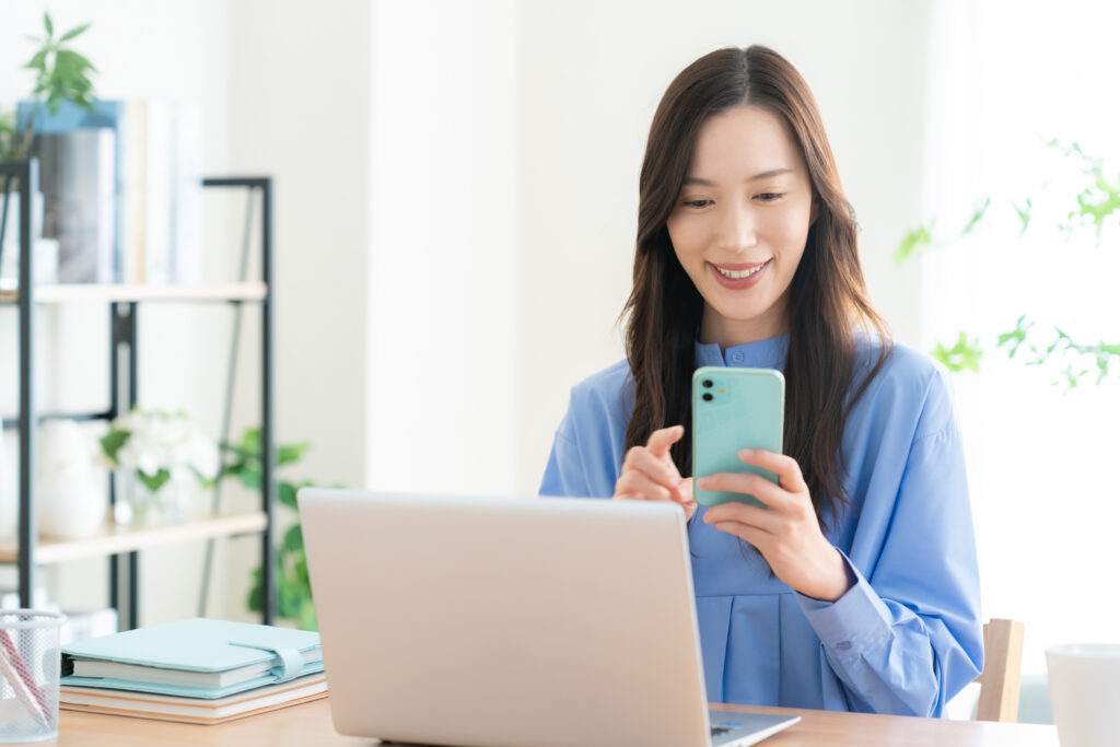 リビングでテレワークをする若い女性