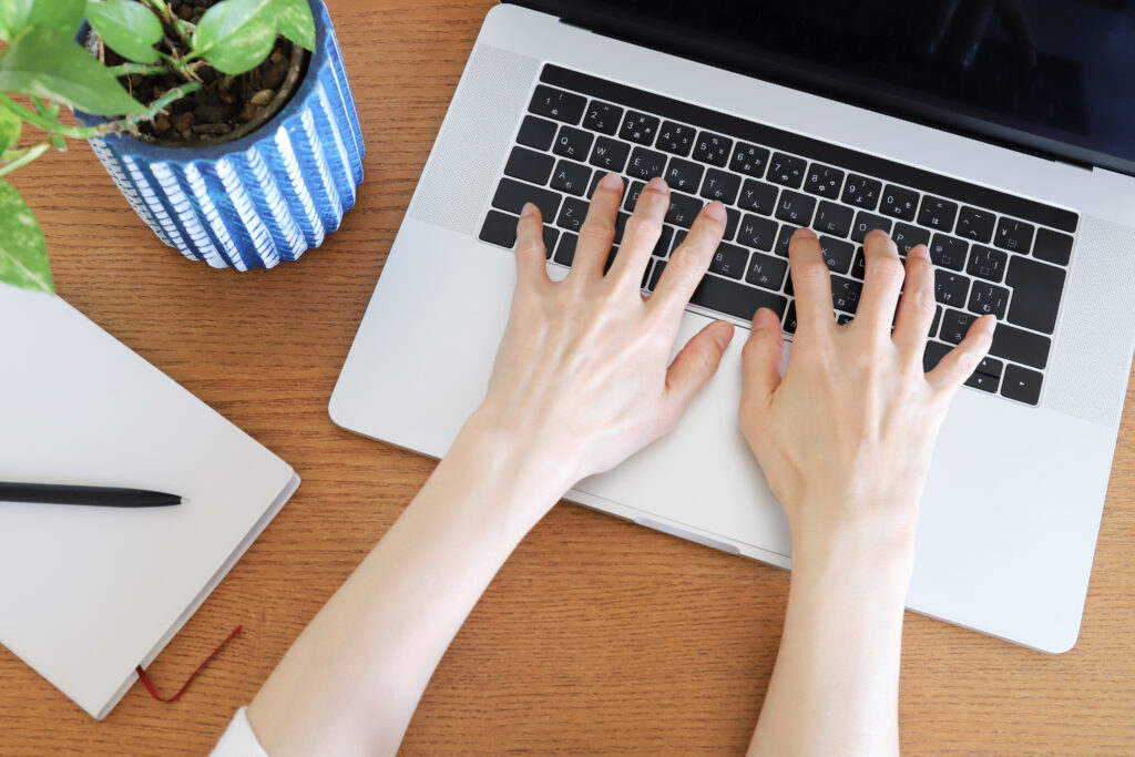 パソコンを使う手元