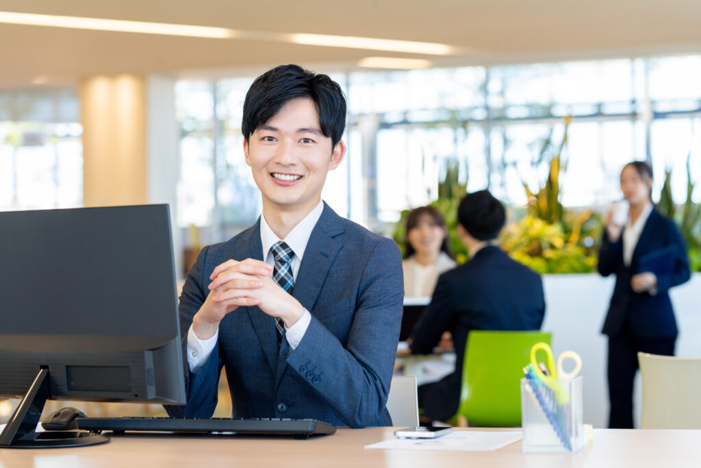 オフィスで働く若いビジネスマン