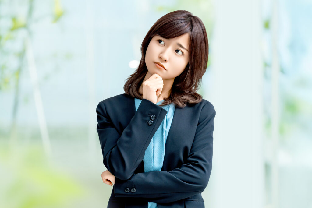 考えごとをする女性