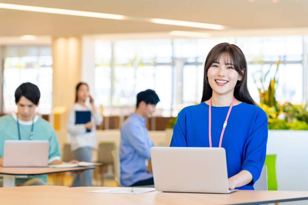 オフィスで働く若いビジネスウーマン