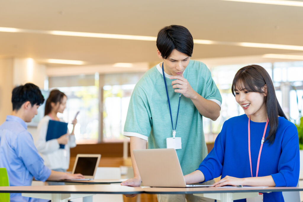 オフィスで働く若い男女