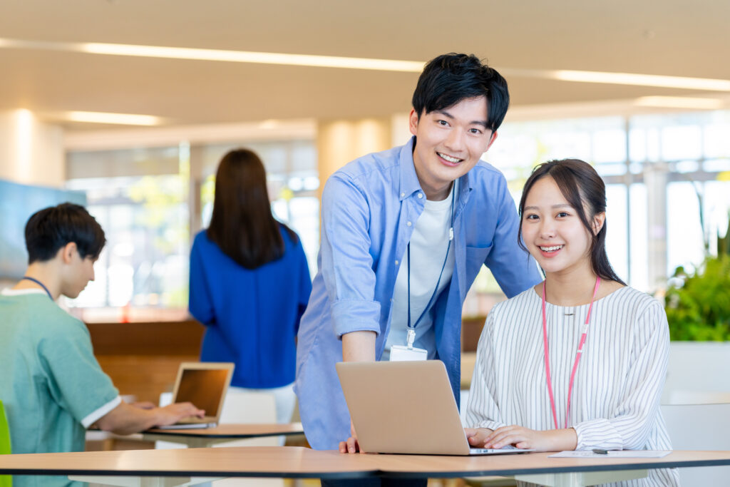オフィスで働く若いエンジニア