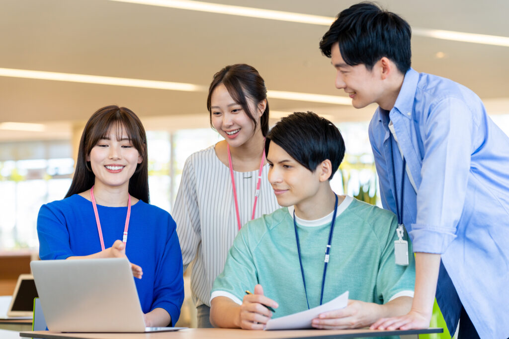 オフィスで働く若いエンジニア