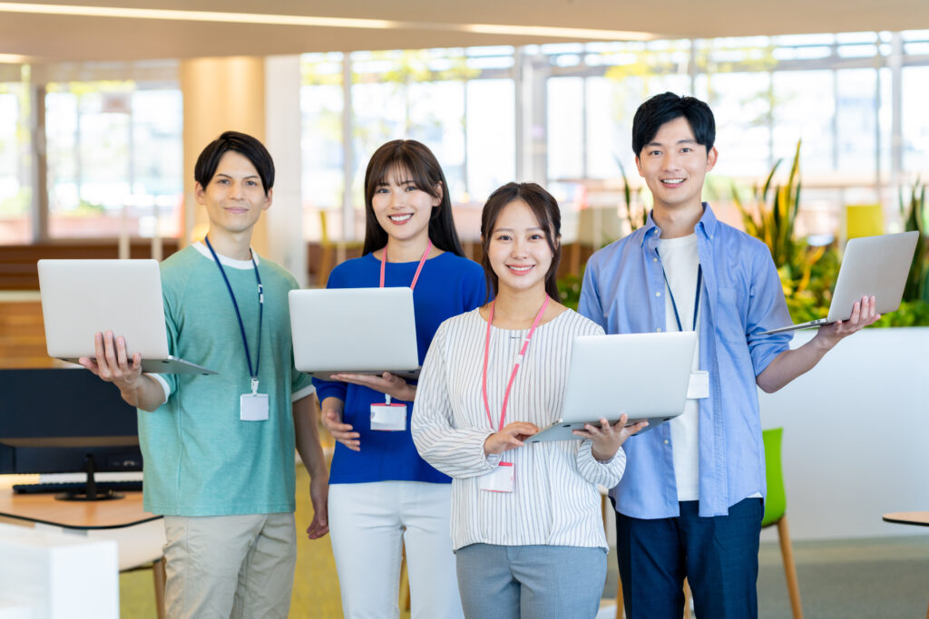 オフィスで働く若いエンジニア