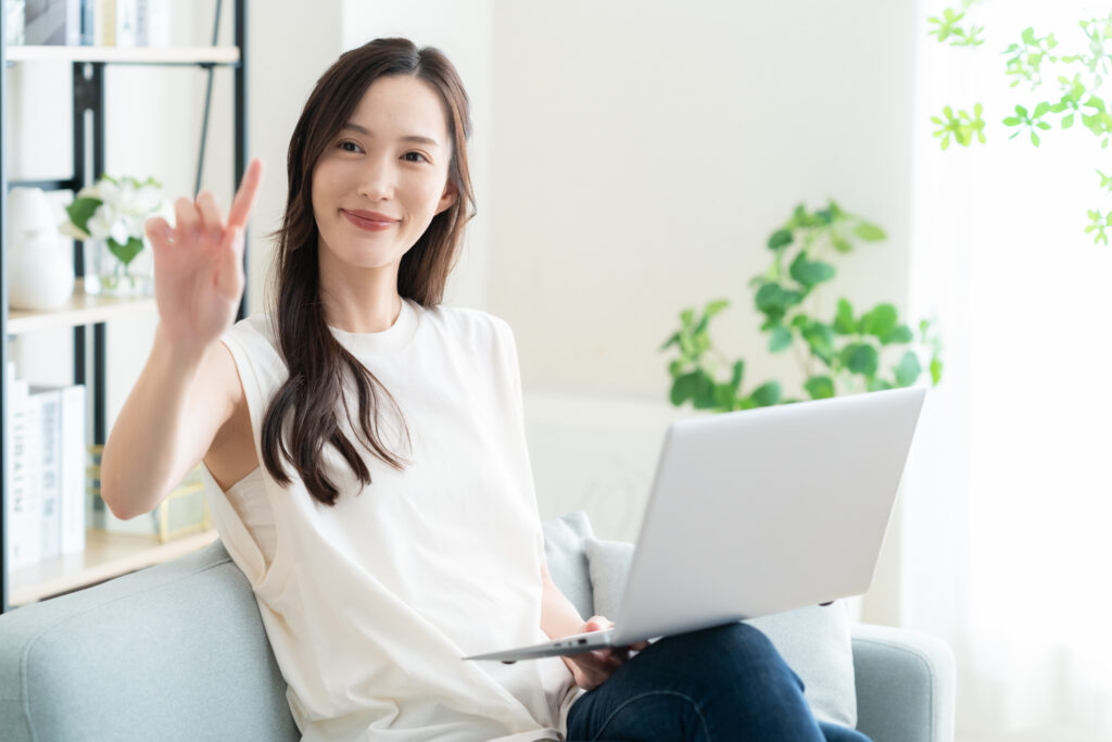 リビングでテレワークをする女性