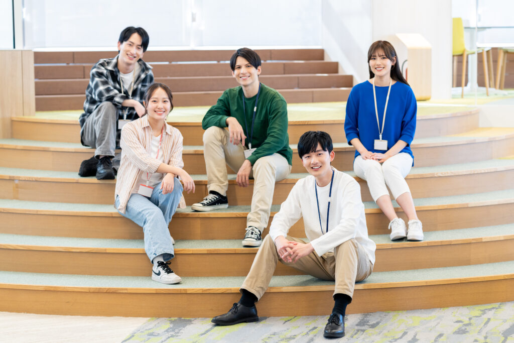 オフィスで働く若いエンジニア