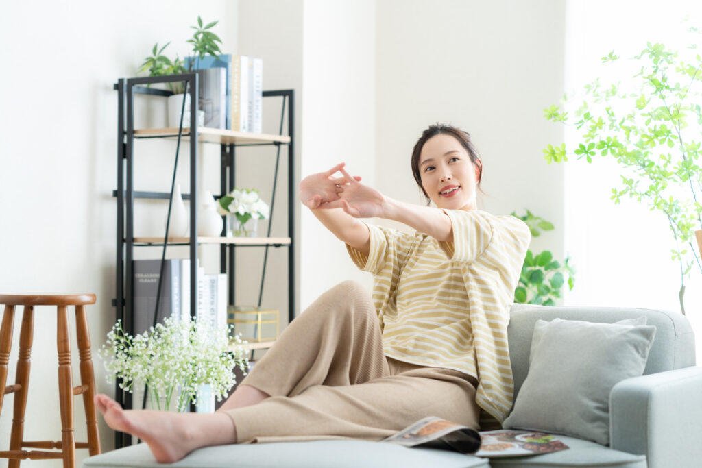 リビングでくつろぐ若い女性