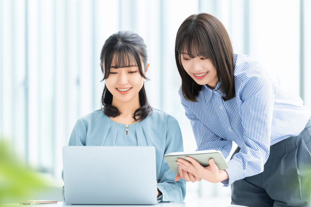 ミーティングをする2人のビジネスウーマン